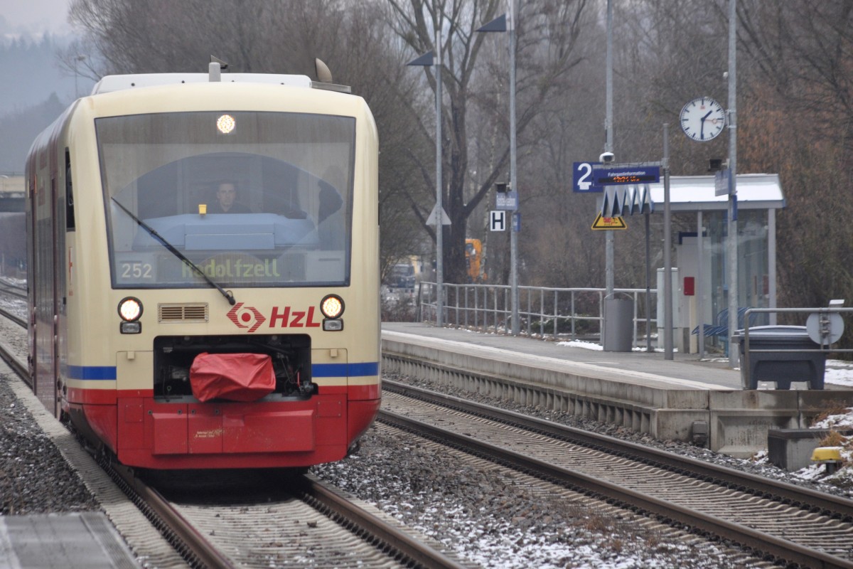 RADOLFZELL am Bodensee (Landkreis Konstanz), 22.02.2014, ein Nahverkehrszug der Hohenzollerischen Landesbahn von Stockach nach Radolfzell bei der Einfahrt in den Haltepunkt Radolfzell-Haselbrunn