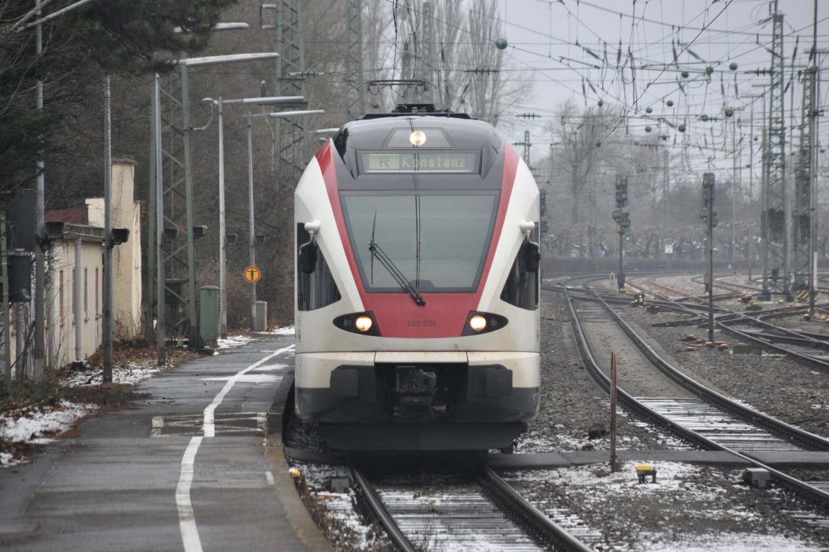 RADOLFZELL am Bodensee (Landkreis Konstanz), 22.02.2014, 521 205 als Nahverkehrszug von Engen nach Konstanz bei der Einfahrt in den Bahnhof Radolfzell