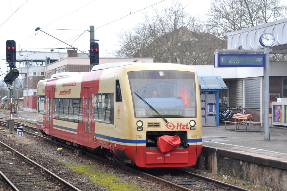 RADOLFZELL am Bodensee (Landkreis Konstanz), 22.02.2014, ein Nahverkehrszug der Hohenzollerischen Landesbahn nach Stockach im Bahnhof Radolfzell