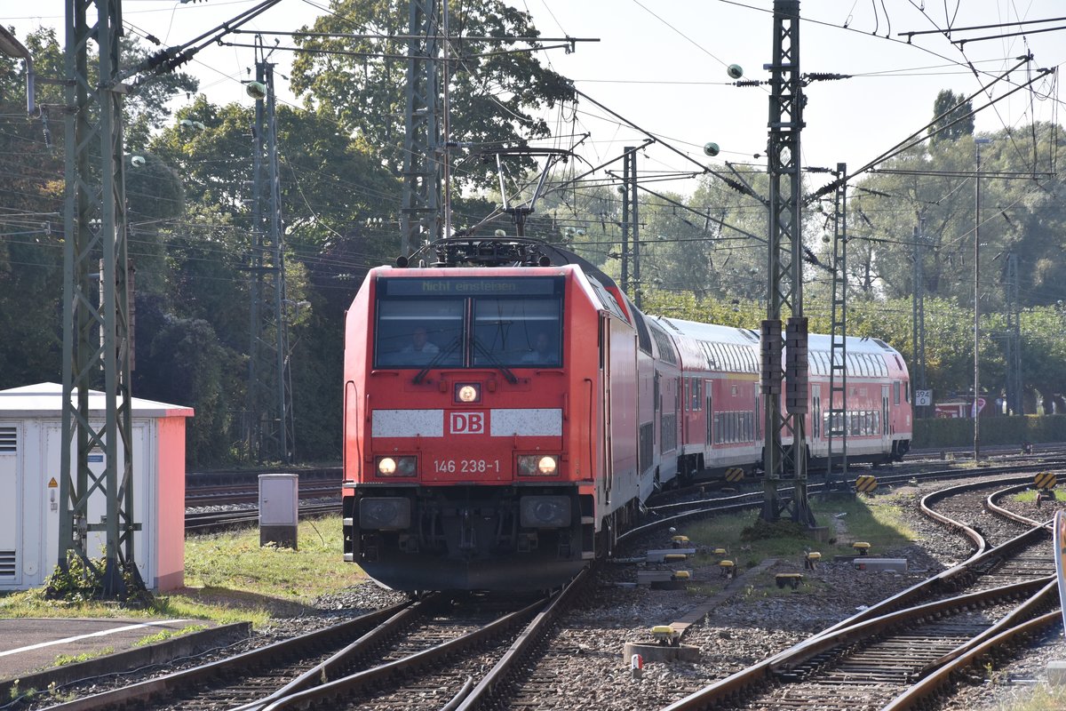RADOLFZELL am Bodensee (Landkreis Konstanz), 14.09.2016, 146 238-1 bei der Einfahrt in den Bahnhof Radolfzell; wegen Bauarbeiten auf der Strecke zwischen Radolfzell und Konstanz endet dieser Zug hier und fährt von auf der Schwarzwaldbahn zurück bis Karlsruhe Hbf