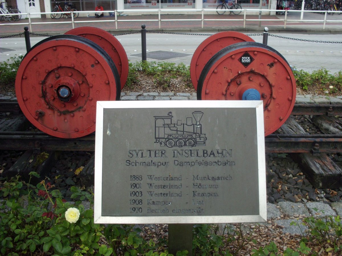 Radsatz der ehem. Sylter Inselbahn. Ausgestellt auf dem Bahnhofsvorplatz Westerland (Sylt). Aufgenommen am 6. August 2016
