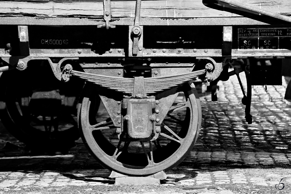 Radsatz eines historischen Güterwagens, entdeckt in einem Lagerhaus in der Nähe der Burg Steen. (Antwerpen, Juli 2018)
