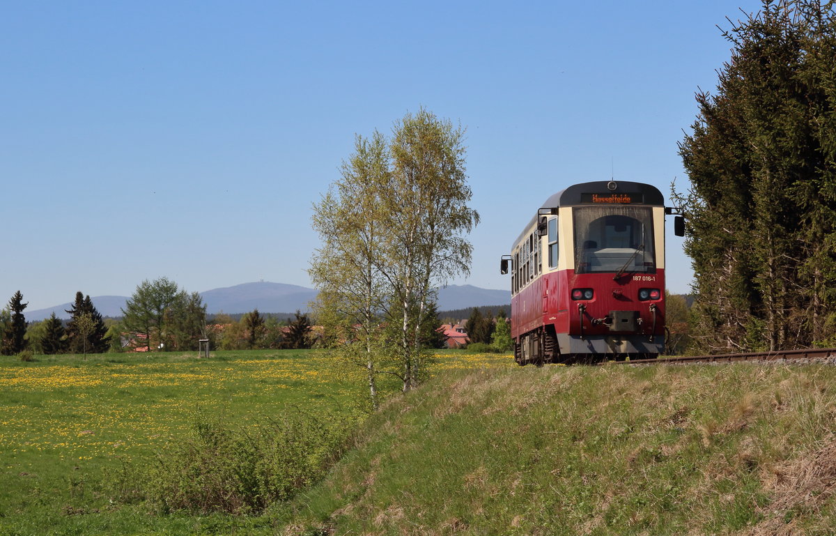 Radtour durch den Harz. (3/5)
Nachschuss auf 187 016. Im Hintergrund ist der Brocken zu sehen, auf welchem ich mich zwei Stunden zu vor noch befunden habe.

Hasselfelde, 5. Mai 2018