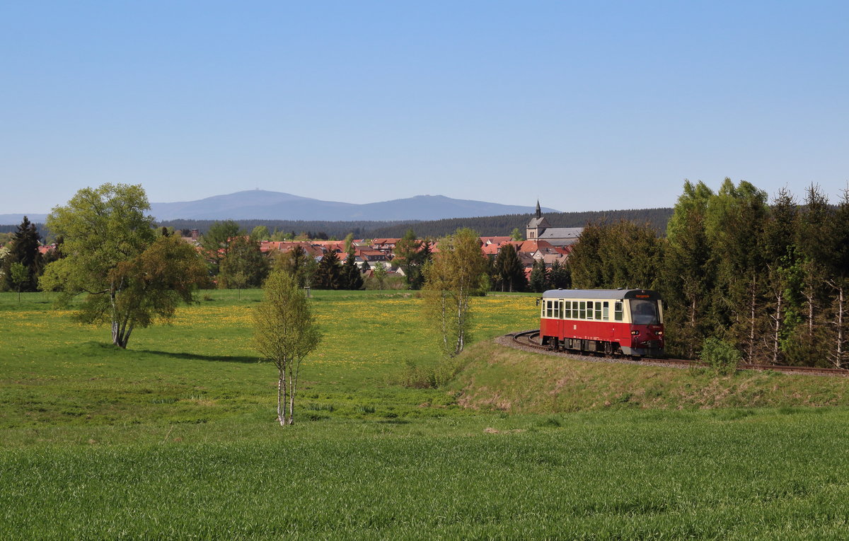 Radtour durch den Harz. (4/5)
Fünf Minuten Aufenthalt hatte der Triebwagen in Hasselfelde. Danach ging es wieder zurück nach Stiege und weiter über Alexisbad nach Harzgerode.
Dies ist eine meiner Lieblingsfotostellen im Harz: Die Selketalbahn mit dem Kirchturm von Hasselfelde und dem Brocken im Hintergrund.

Hasselfelde, 5. Mai 2018 