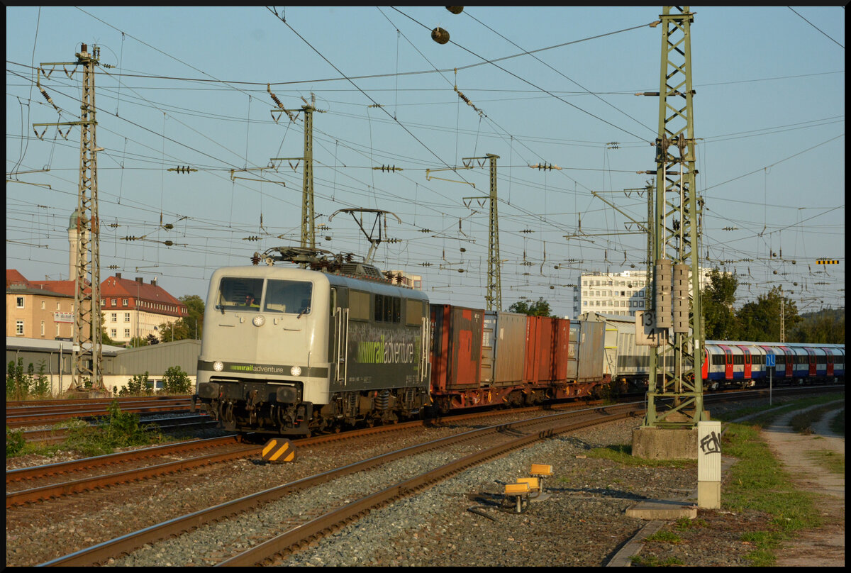 RADVE 111 210 beförderte am 19.09.2024 eine neue Londoner U-Bahn  2024 Tube Stock  (UNDERGROUND) vom Siemens-Werk in Wien-Simmering (Österreich) nach Nordrhein-Westfalen ins Prüf- und Validationcenter Wegberg-Wildenrath (PCW, Siemens Mobility GmbH). Hier kommt der Überführungszug am Abend in Würzburg um die Kurve.