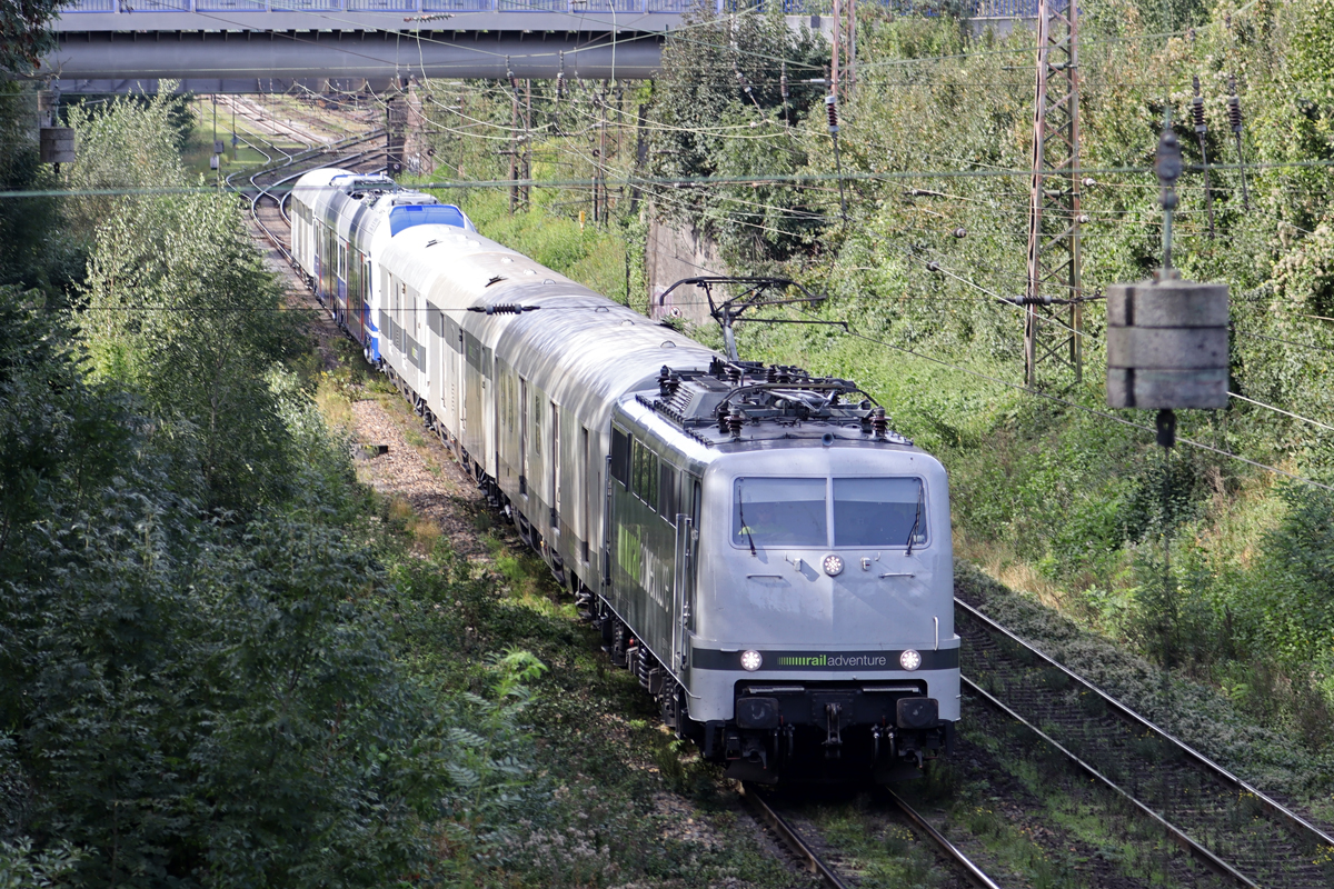RADVE 111 215-0 mit einer Überführung auf der Hamm-Osterfelder Strecke in Recklinghausen-Ost 25.9.2023