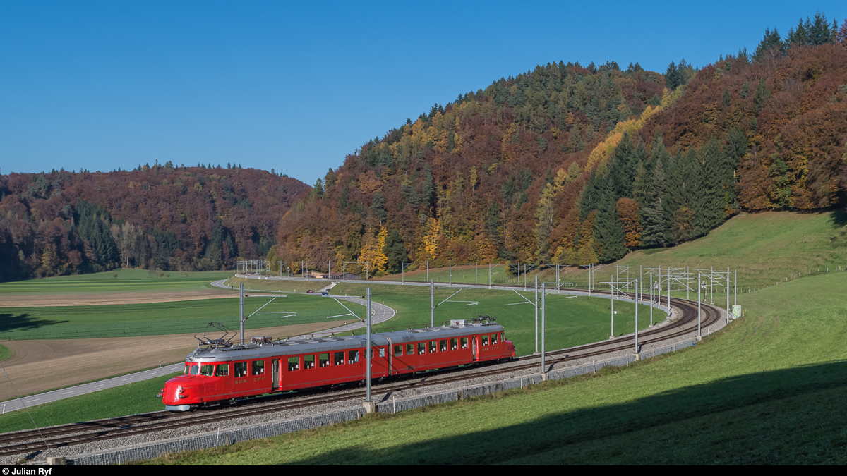 RAe 4/8 1021  Churchill-Pfeil  durchfährt am 29. Oktober 2016 die Wynigerkurve bei Burgdorf.
