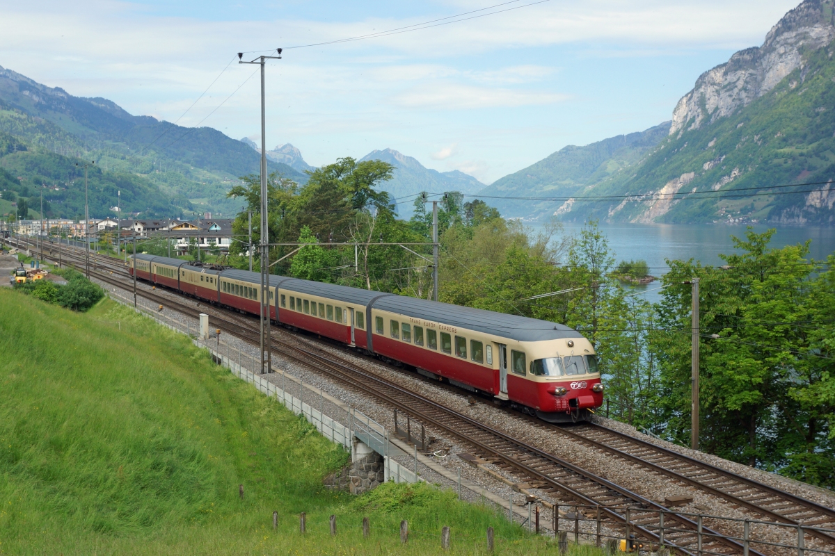 RAe TEE II 1053 fährt am 10.05.2014 als Extrazug zum 125 Jahre RhB - Jubiläum von Unterterzen Richtung Mols.