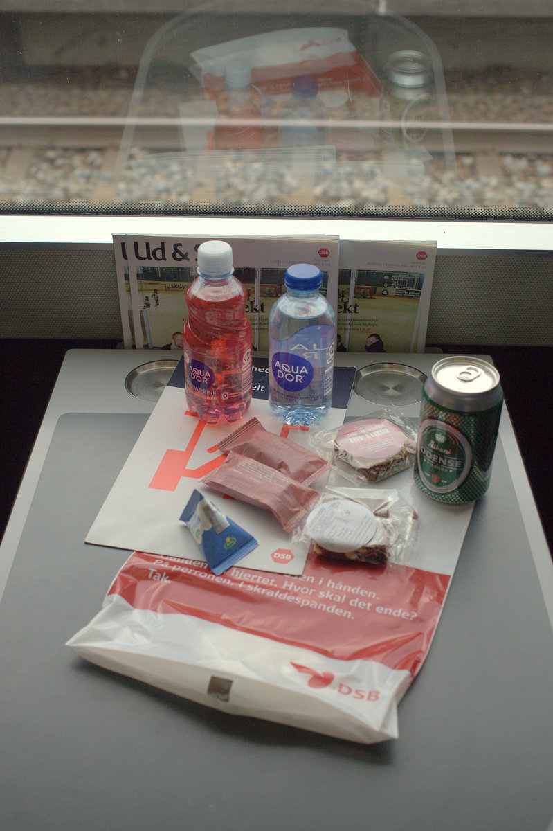 Rätselbild:  Welcher Artikel gehört nicht zum kostenlosen Platzservice der DSB in der 1 Klasse im IC ?
Ergänzt wird das Angebot noch durch Kaffee, nachdem der Fotograf Platz genommen hatte, wurde eine Thermoskanne mit wirklich heißem Wasser gebracht. 25.03.2017 17:04 Uhr im IC  nach Kolding, Nähe Taulov.