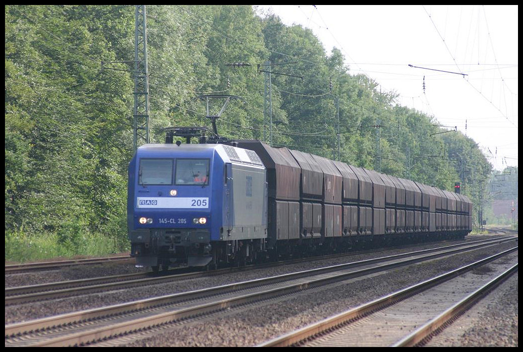 RAG 205 alias 145CL205 fährt mit einem Kohle Leer Zug am 16.7.2005 um 8.54 Uhr durch den Bahnhof Natrup Hagen in Richtung Ruhrgebiet.