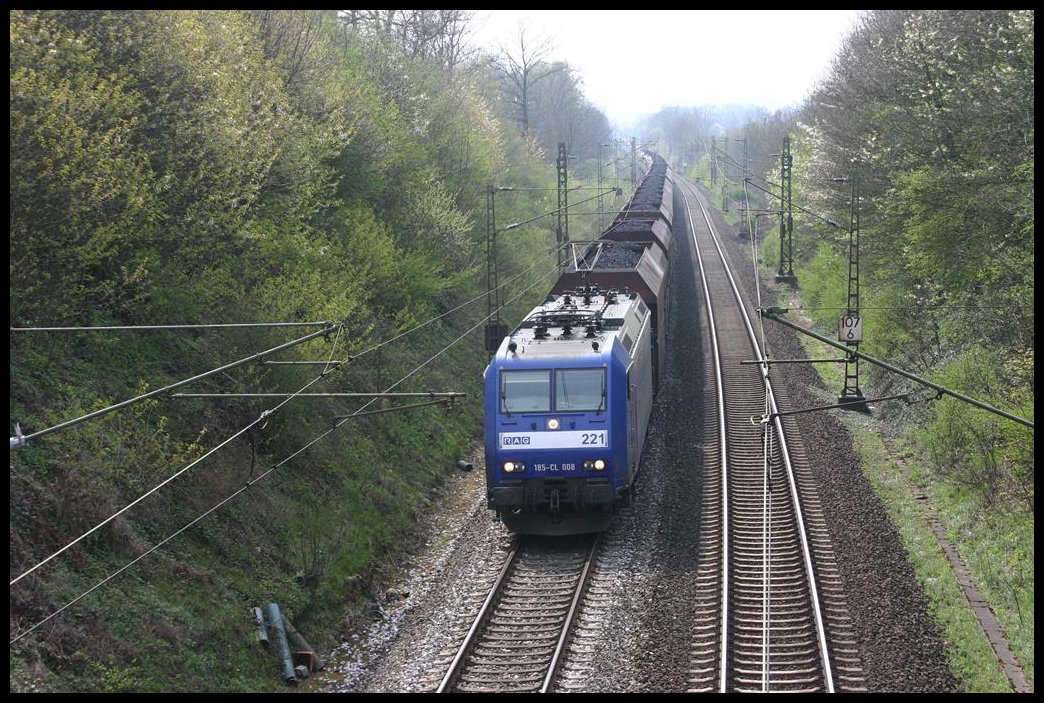 RAG 221 in Form der 185CL008 erreicht hier auf der Fahrt nach Norden am 15.4.2005 mit einem Kohlezug den Ortsrand von Hasbergen.