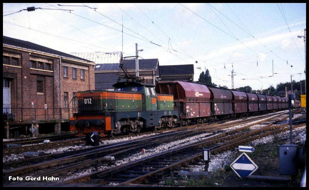 RAG E-Lok 012 fährt mit einem Kohlezug am 6.10.1989 in Gladbeck West ein.