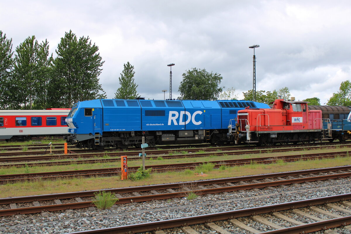 RAG (RDC) 251 007-1 und 363 180-1 stehen am Morgen des 30.05.2022 in Niebüll abgestellt.