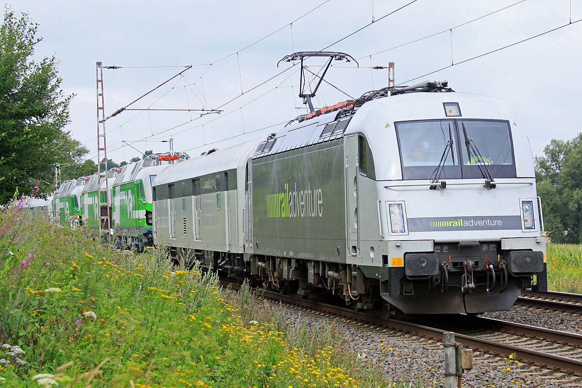Rail Adventure Taurus am 01.08.2021 auf Überführungsfahrt 
mit 3 Vectron auf Hilfsdrehgestellen für Finnland 
nördlich von Salzderhelden / BÜ75,1 
