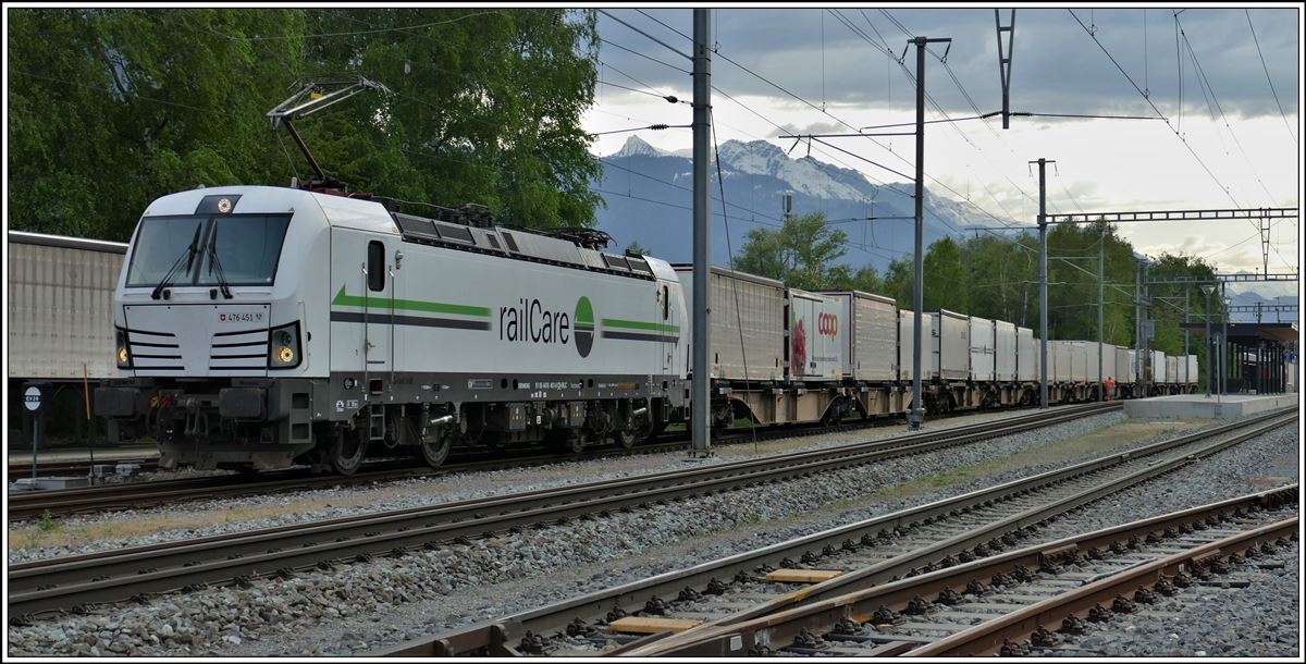 Rail Care Vectron 9185 4476 451-0 auf dem Dreischienengleis in Felsberg bereit zur Fahrt Richtung Chur. (21.04.2020)