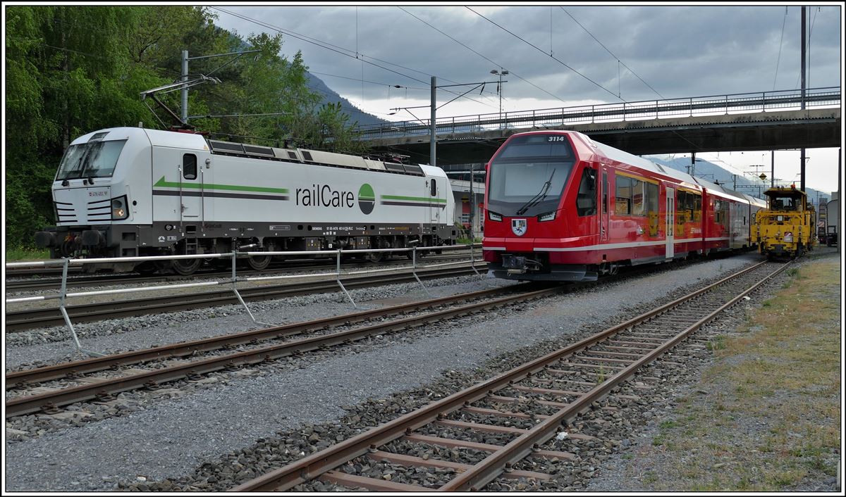 Rail Care Vectron 9185 4476 451-0 auf dem Dreischienengleis in Felsberg und Capricorn ABe 4/16 3114 im Testbetrieb. (21.04.2020)