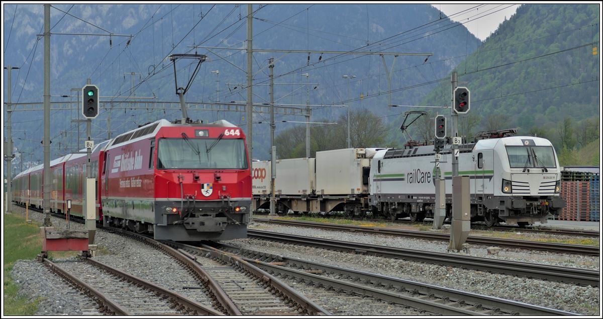 Rail Care Vectron 9185 4476 451-0 auf dem Dreischienengleis in Felsberg und IR1160 nach Chur mit der Ge 4/4 III 644  Savognin . (21.04.2020)