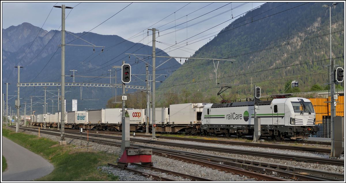 Rail Care Vectron 9185 4476 451-0 auf dem Dreischienengleis in Felsberg. (21.04.2020)