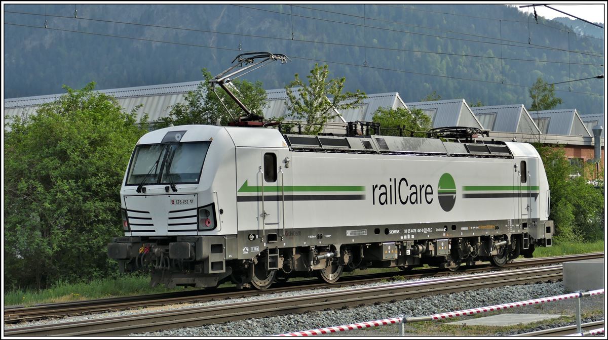 Rail Care Vectron 9185 4476 451-0 auf dem Dreischienengleis in Felsberg. (21.04.2020)