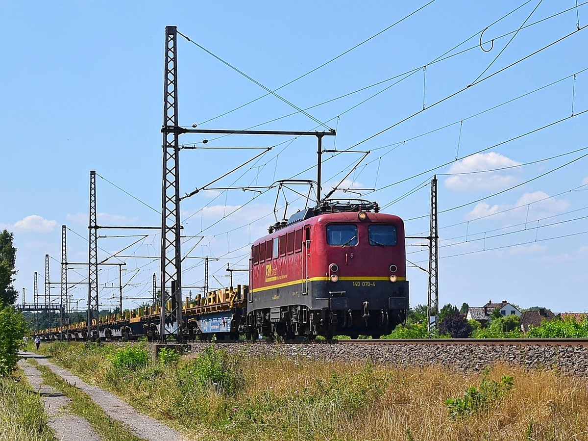 Rail Cargo Carrier Germany 140 070 (noch im Farbkleid der ehem. EBM Cargo) mit leerem Schwellentransportzug in Richtung Hannover (Dedensen-Gümmer, 16.07.18).