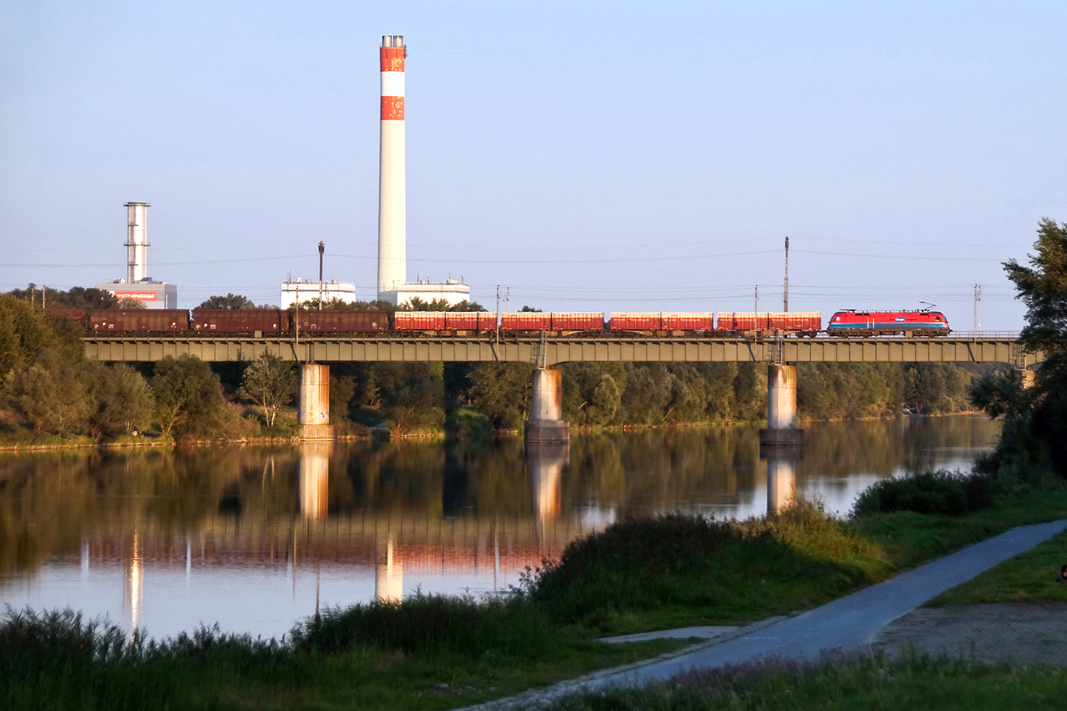 Rail Cargo überquert mit einem Güterzug die neue Donau in Wien. Die Aufnahme entstand am Abend des 28.08.2014.