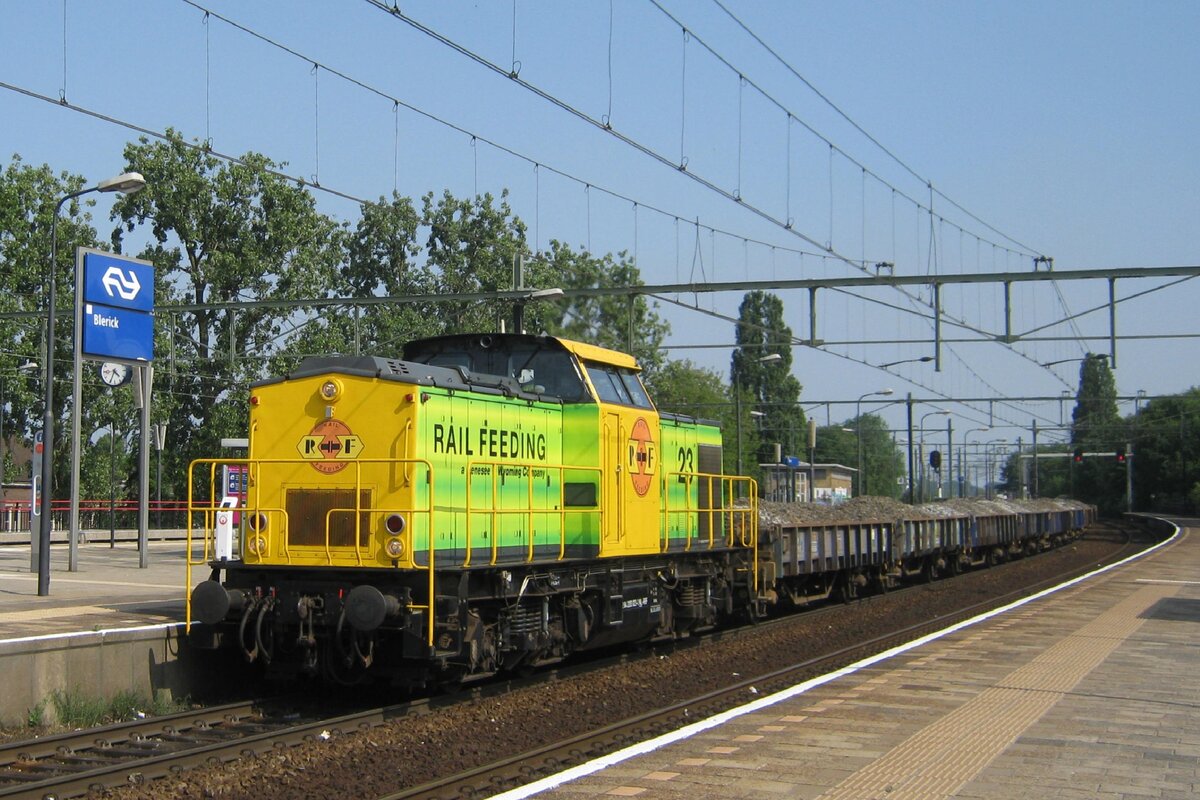 Rail Feeding 23 schleppt ein Gleisbauzug durch Blerick am 14 Februar 2008. 