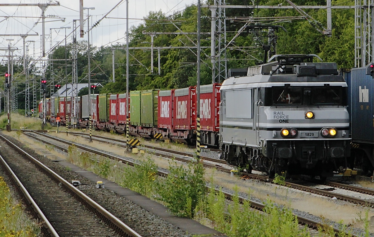 Rail Force One 1829 setzt sich am 20.07.2023 im Bahnhof Bad Bentheim vor einen Kesselwagenzug in Richtung Niederlande (Bildausschnitt)
