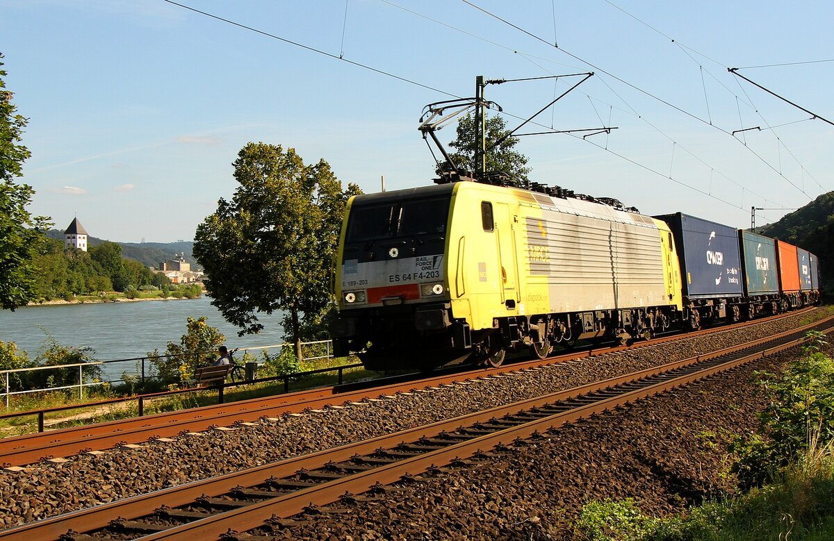 Rail Force One 189 203 auf der linken Rheinseite unterhalb von Stolzenfels am 25.08.2021.