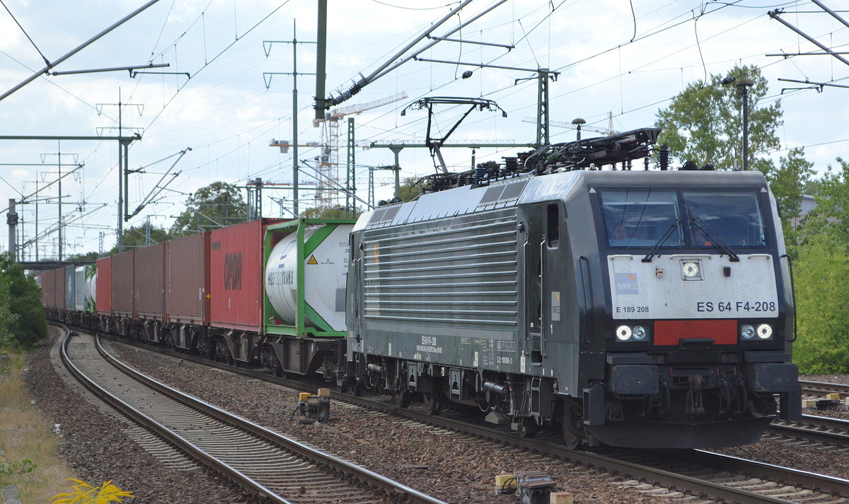 Rail Force One B.V. mit der MRCE Dispo   ES 64 F4-208  [NVR-Nummer: 91 80 6189 208-2 D-DISPO] und Containerzug am 14.08.19 Bahnhof Flughafen Berlin Schönefeld.