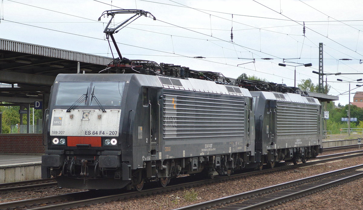 Rail Force One B.V.? (möglicherweise auch aktuell für DB Cargo tätig?) mit den beiden MRCE Dispo   ES 64 F4-207  [NVR-Number: 91 80 6189 207-4 D-DISPO] mit  ES 64 F4-211  [NVR-Number: 91 80 6189 211-6 D-DISPO] am Haken bei der Durchfahrt Bf. Flughafen Berlin-Schönefeld Richtung Frankfurt/Oder, 05.07.19