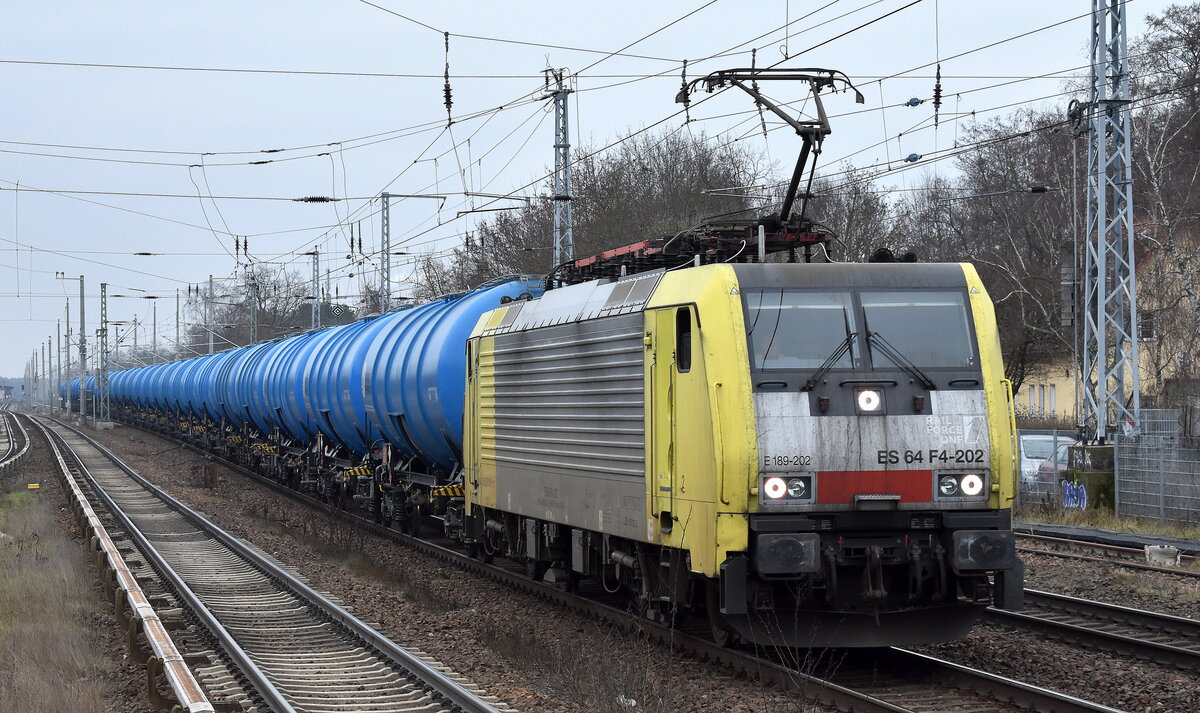 Rail Force One B.V., Rotterdam [NL] mit der MRCE Dispo Lok  ES 64 F4-202  [NVR-Nummer: 91 80 6189 202-5 D-DISPO] und einem polnischen Kesselwagenzug (Methanol) am 24.01.23 Berlin Hirschgarten.