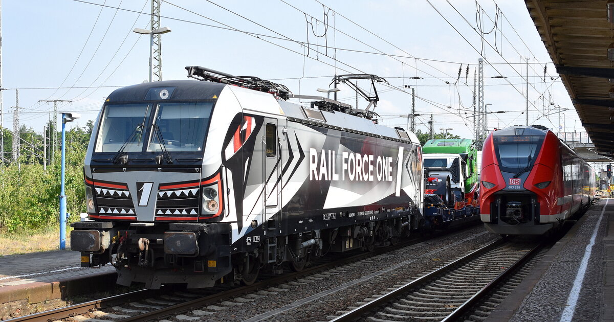 Rail Force One B.V., Rotterdam [NL] mit der MRCE Vectron  X4 E - 623  [NVR-Nummer: 91 80 6193 623-6 D-DISPO] und einem Fahrzeug-Transportzug mit fabrikneuen MAN LKW-Zugmaschinen und LKW-Fahrgestellen am 22.06.23 Durchfahrt Bahnhof Falkenberg Elster.  