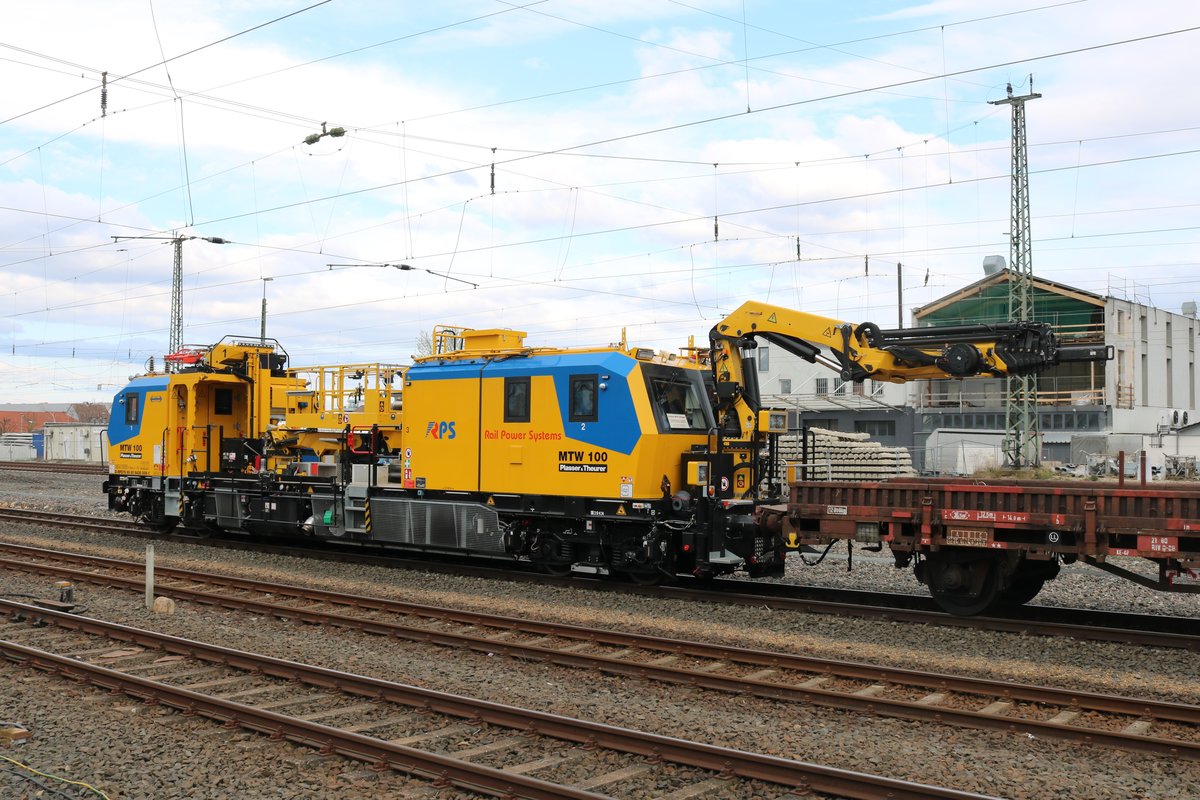 Rail Power Systems Plasser und Theurer MTW 100 9436 009-1 Arbeitsfahrzeug am 21.03.20 in Bad Vilbel Bhf vom Bahnsteig aus fotografiert