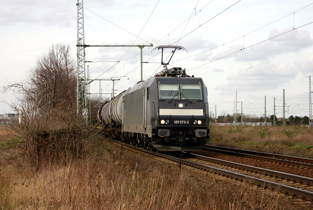 Rail4Chem 185 573 passiert mit Kesselwagen die unter Eisenbahnfotografen sehr beliebte Fotostelle in Köln-Wahn.
Aufnahmedatum: 4. März 2007
