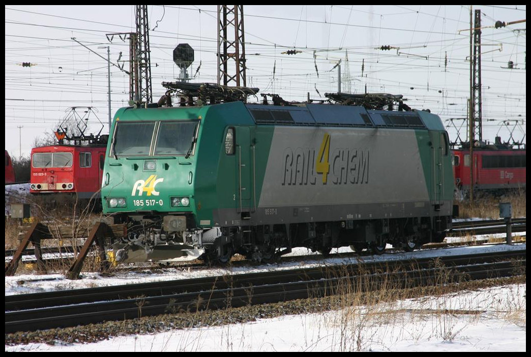 Rail4Chem Lok 185517-0 wartet im Bahnhof Großkorbetha am 27.2.2005 auf ihren nächsten Einsatz.
