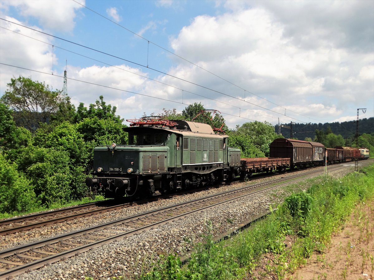 Rail4U 194 158-2 mit dem Fotogüterzug auf der Spessartrampe am 25.05.17. Das Foto wurde von einen Gehweg aus fotografiert