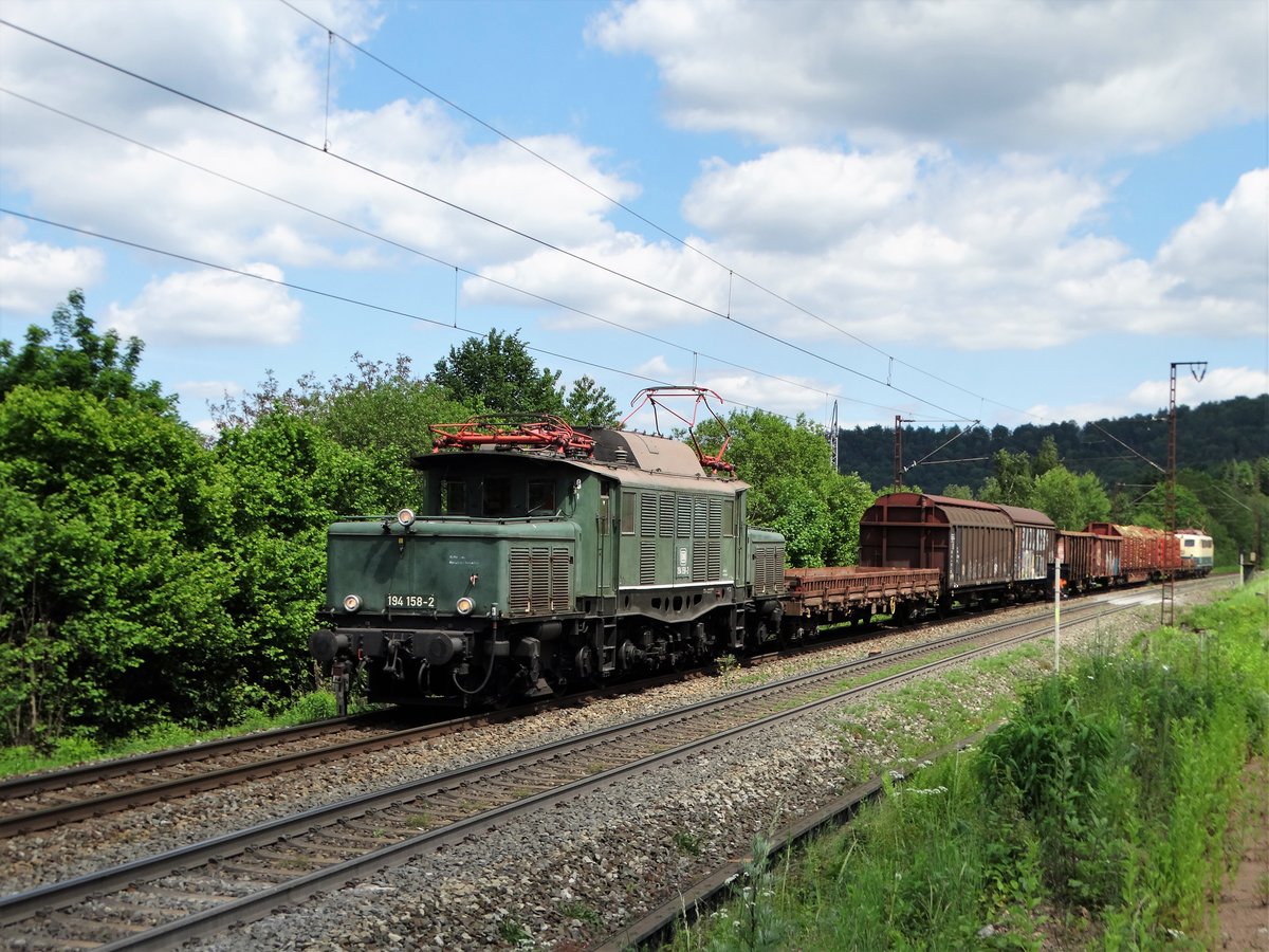Rail4U 194 158-2 mit dem Fotogüterzug auf der Spessartrampe am 25.05.17. Das Foto wurde von einen Gehweg aus fotografiert