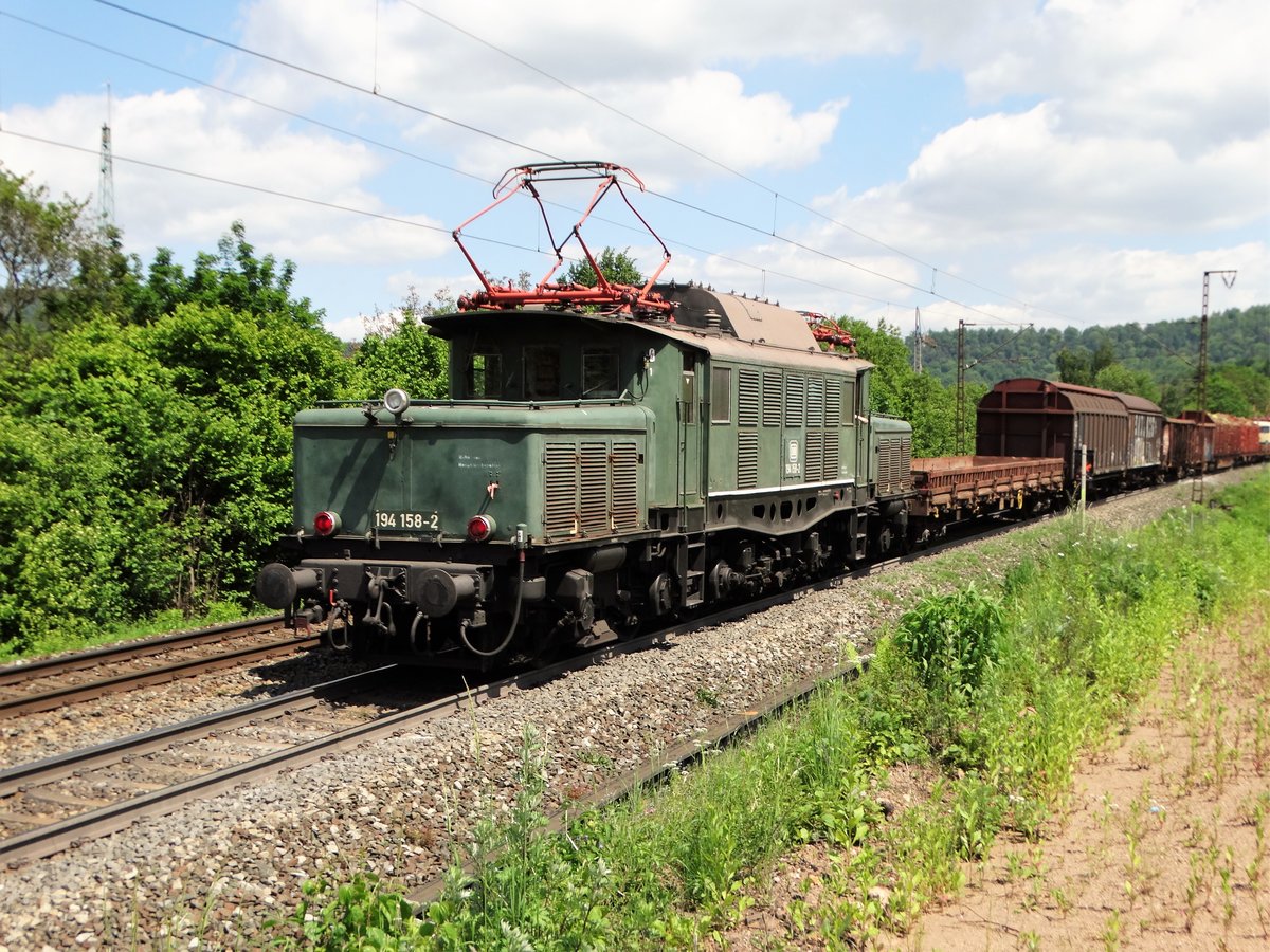Rail4U 194 158-2 schiebt einen Fotogüterzug auf der Spessartrampe am 25.05.17. Das Foto wurde von einen Gehweg aus fotografiert