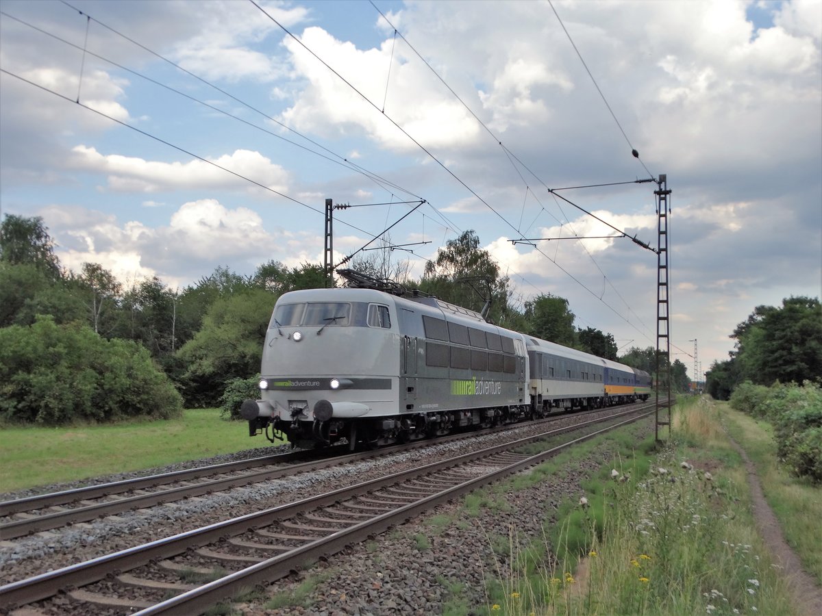RailAdventure 103 222-6 mit drei Personenwagen am 14.07.17 in Hanau West