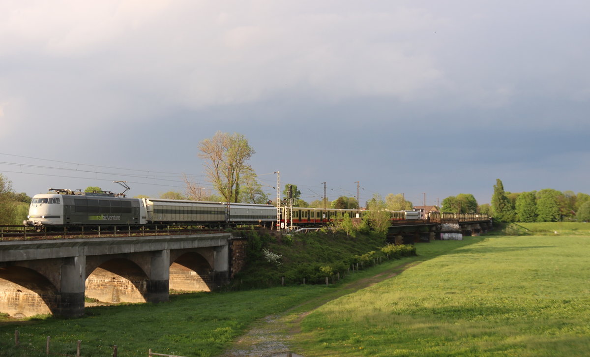 Railadventure 103 222 mit gleich zwei neuen S-Bahnen für die Hauptstadt am 26.4.19 auf der Ruhrbrücke in Duisburg
