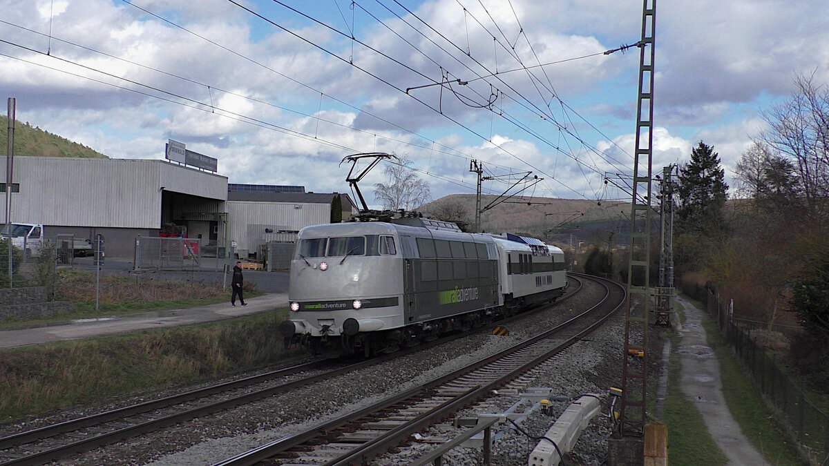 Railadventure 103 222 mit LUXON-Panoramawagen auf der Fahrt von München Hbf nach Wirtheim bei der Durchfahrt in Lohr am Main.