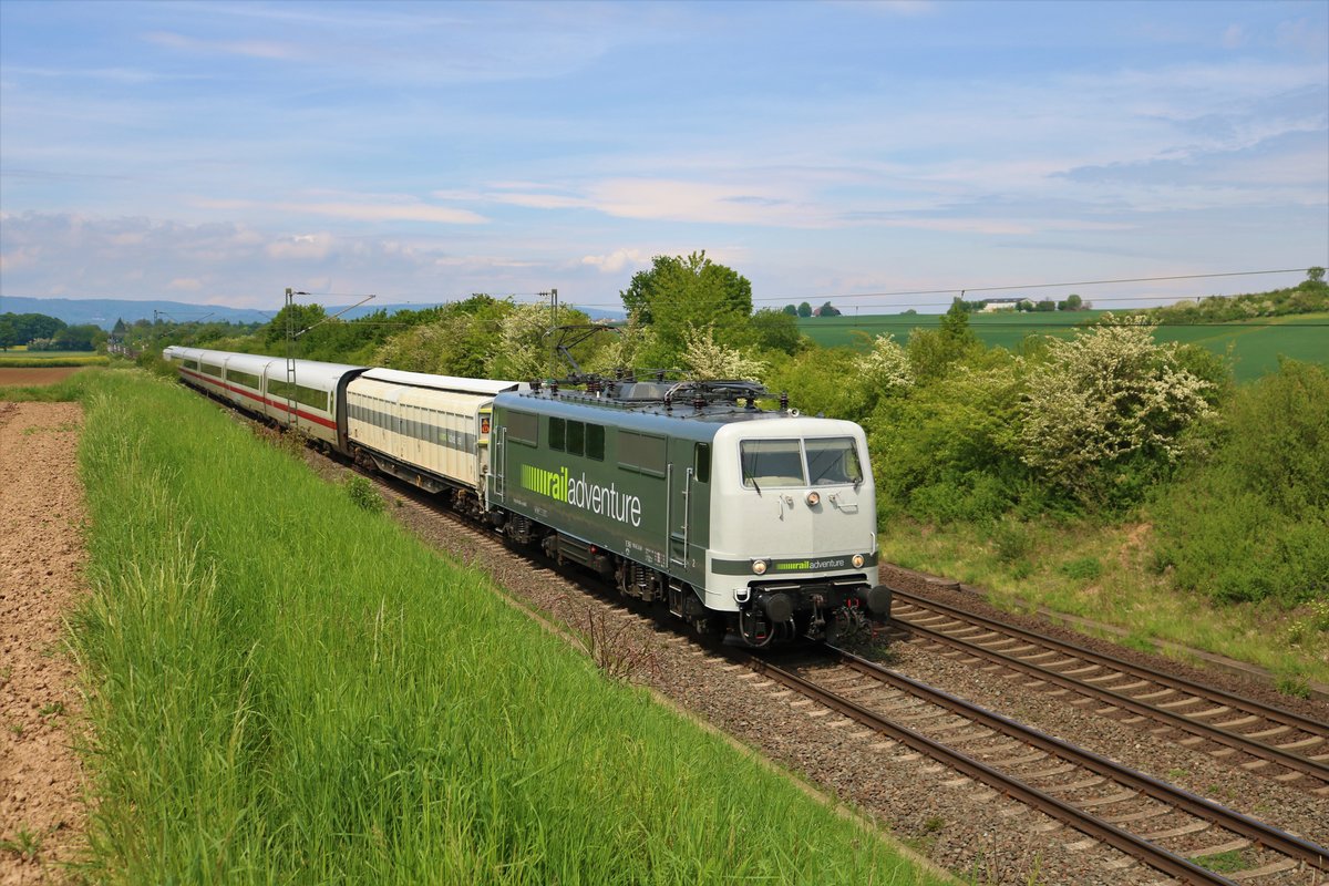 Railadventure 111 082-4 mit Schutzwagen und ICE Zwischenwagen am 10.05.20 bei Nieder Mörlen 