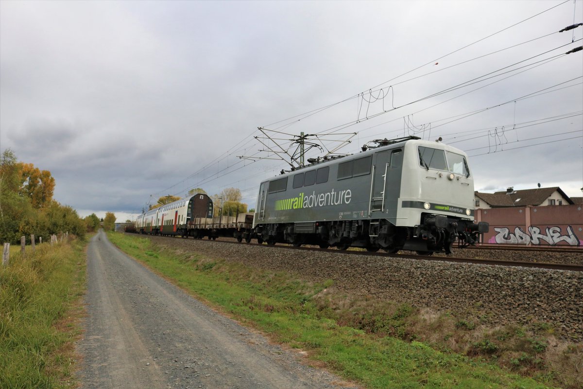 RailAdventure 111 215-0 mit Flachwagen und dazwischen SBB Bombardier IC Doppelstockwagen am 24.10.18 bei Rodenbach Main Kinzig Kreis