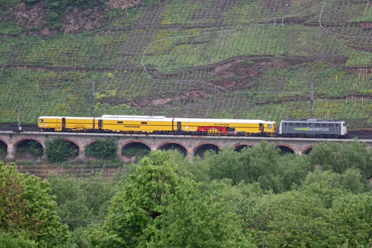 RailAdventure 139 558 am 17.5.13 mit einer Stopfmaschiene in Pnderich.