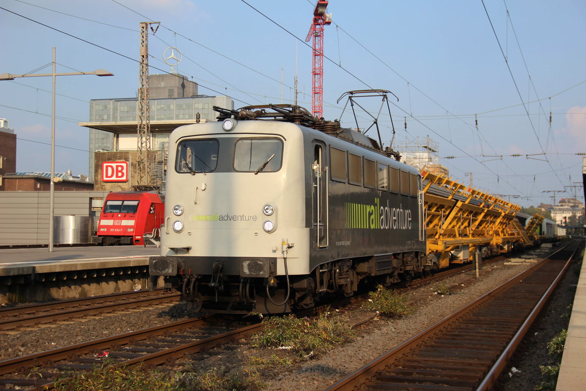 Railadventure 139 558 mit leeren Weichenwagen, Adapterwagen sowie einigen Flachwagen am 24.9.17 im Essener Hbf auf der Weiterfahrt nach Konztanz
