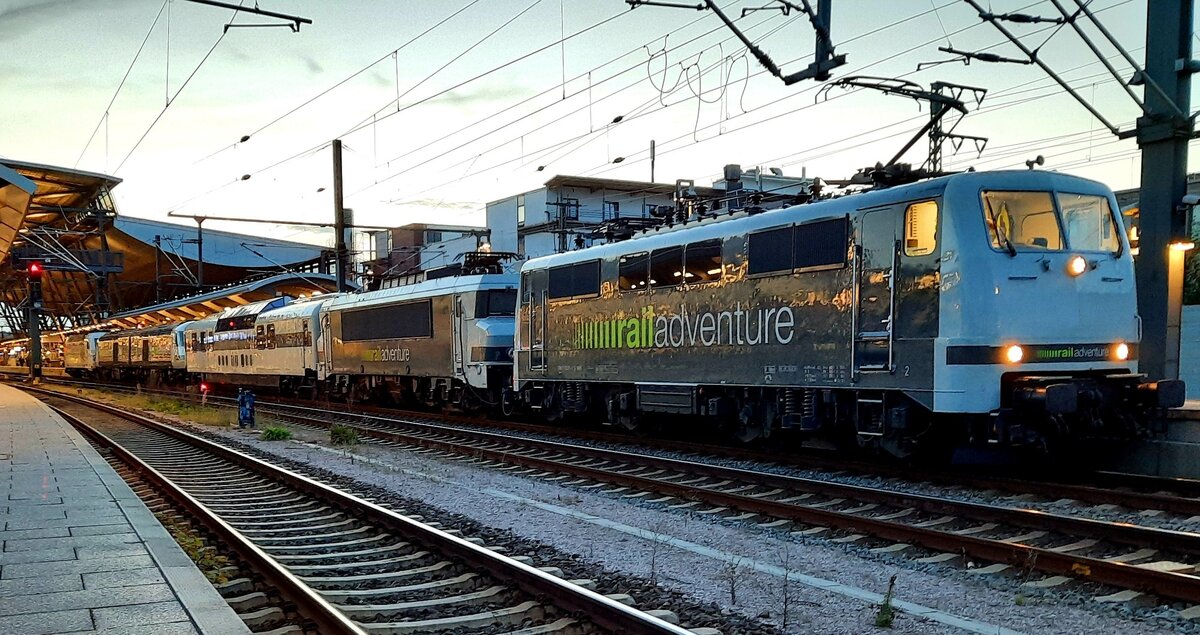 railadventure 183 500 mit dem RE 19297 nach Halle-Ammendorf, am 30.09.2021 in Erfurt Hbf. Im Zugverband der  mobilen Messe  von railadventure waren die niederländische 1611-0, das LUXON DomeCar, sowie die beiden britschen Class 43 43480-7 + 43484-9 und die 183 500.