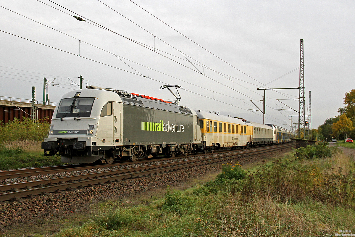Railadventure 183 500 mit einem Messwagen und einem 6-teiligen Doppelstocktriebzug der MAV bei Porz Wahn am 08.11.2019