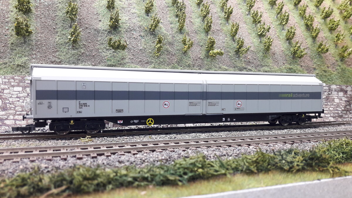 RailAdventure, ist ein Unternehmen mit Sitz in München, welches sich aus Spezialtransporte und Überführungen spezialisiert hat, Meist werden immer sogenannte Schutz und Begleitwagen bei den Transporten eingesetzt. Hier ein sogenannter Schutzwagen, ein Schiebwandwagen Habfis, grauer Streifen weiter oben. Der Wagen ist von Rivarossi und gehört zu einem 2teiligen Set  HR 6488 