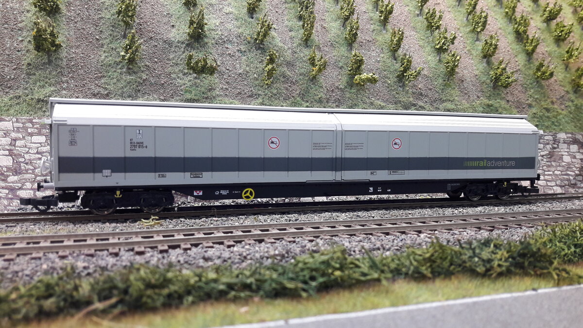 RailAdventure, ist ein Unternehmen mit Sitz in München, welches sich aus Spezialtransporte und Überführungen spezialisiert hat, Meist werden immer sogenannte Schutz und Begleitwagen bei den Transporten eingesetzt. Hier ein sogenannter Schutzwagen, ein Schiebwandwagen Habfis, grauer Streifen diesmal unten. Der Wagen ist von Rivarossi und gehört zu einem 2teiligen Set HR 6488