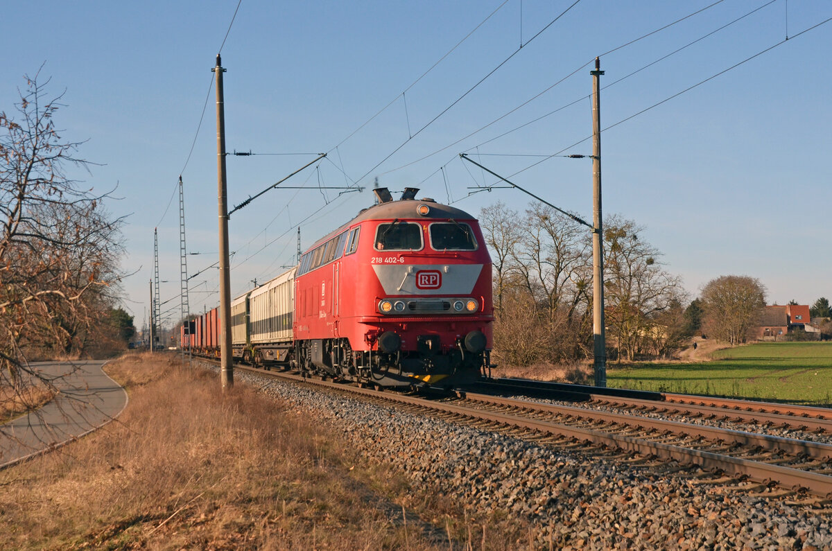 Railadventure führte am 28.01.24 mit 218 402 der RP Railsystems zwei Schiebewandwagen und mehrere Containertragwagen durch Wittenberg-Labetz Richtung Falkenberg(E).